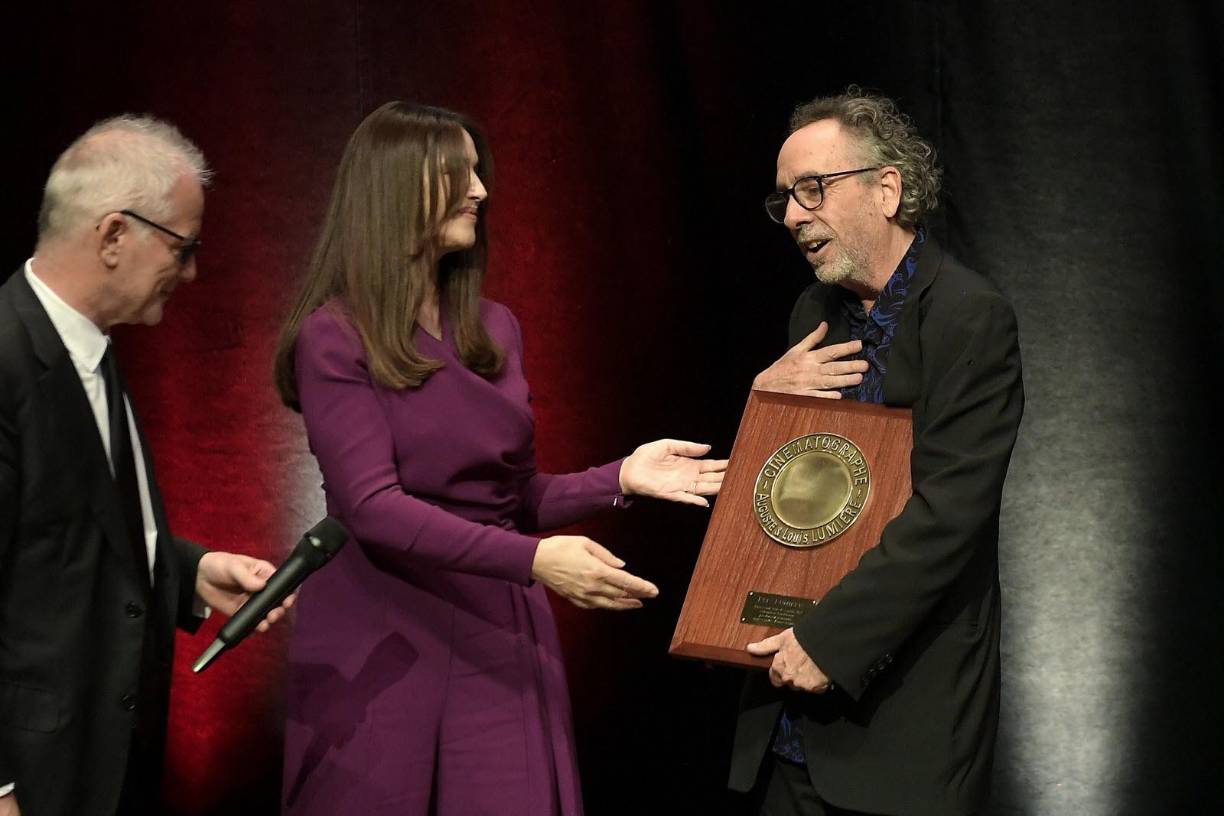 Y aunque no lo han confirmado, se dice que los artistas son pareja, y que su amistad de mas de 10 años se ha transformado en amor. 