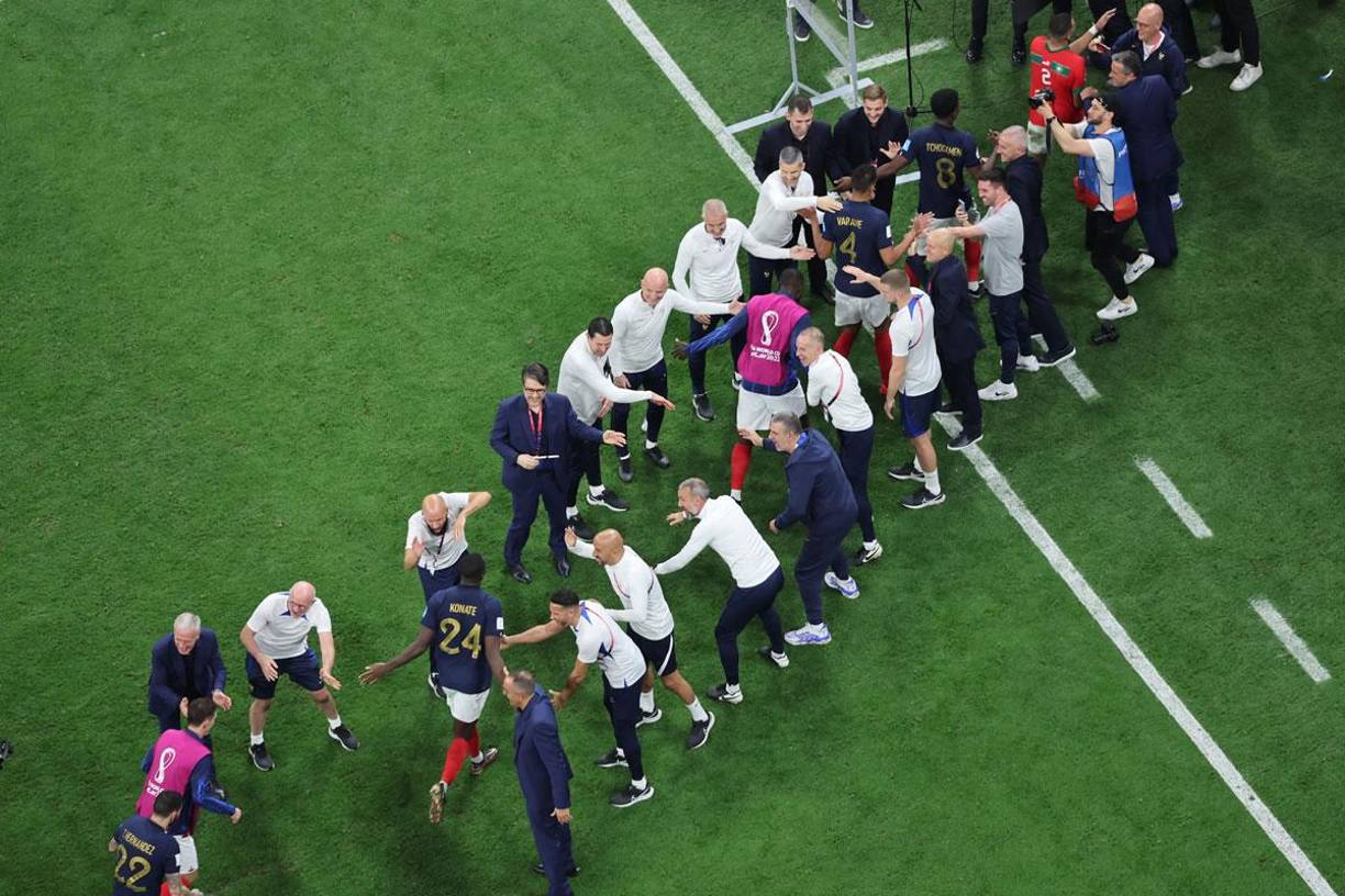 Miembros del cuerpo técnico de Francia le hicieron un pasillo de honor a los jugadores franceses por la clasificación a la final del Mundial de Qatar 2022.