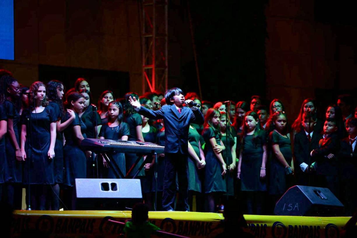 Niños y adultos compartieron con los personajes Santa Claus, los duendecillos, renos, venados, en ambiente familiar. También estuvo el famoso payasito Popeyito, deseando que la paz y la esperanza inunde cada hogar.El Gerente Regional de Negocios de Banpaís, Ramón Fuentes, envió un mensaje de esperanza.