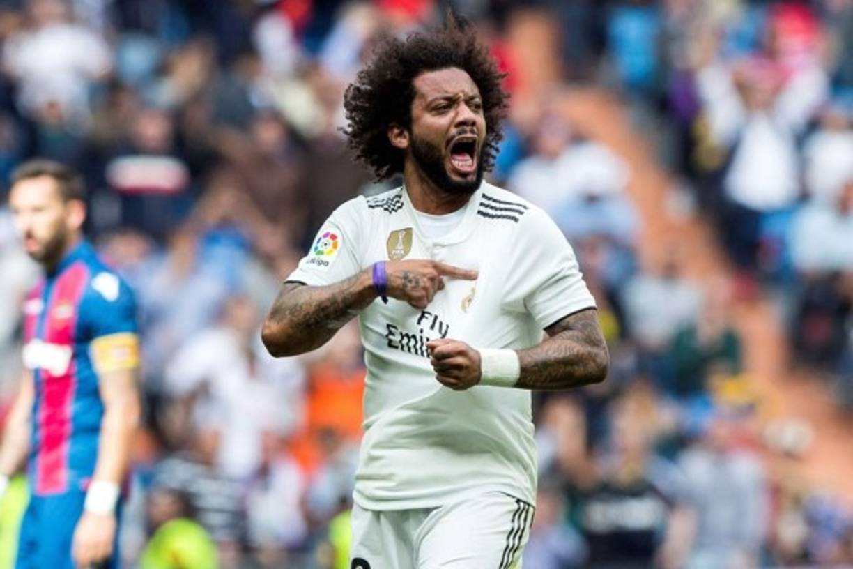 Marcelo hizo este gesto tras su gol al Levante. El brasileño se señaló el escudo del Real Madrid con un grito eufórico. Foto EFE