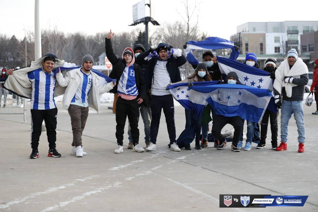 Un grupo de aficionados hondureños llegaron temprano al estadio para apoyar a la Bicolor.