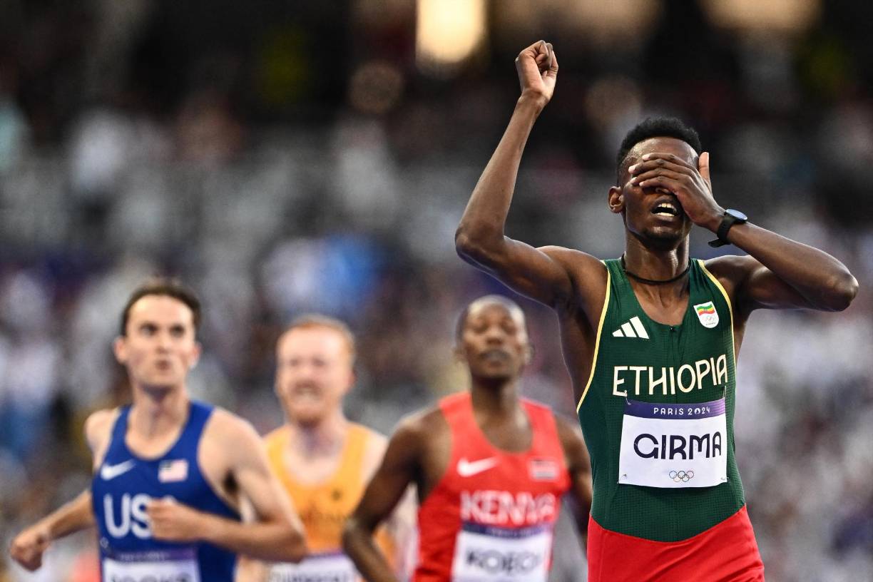 El plusmarquista mundial etíope de 3.000 metros obstáculos, Lamecha Girma, “va bien” después de su violenta caída del miércoles durante la final olímpica y su posterior hospitalización, anunció este jueves el Comité Olímpico Internacional (COI).