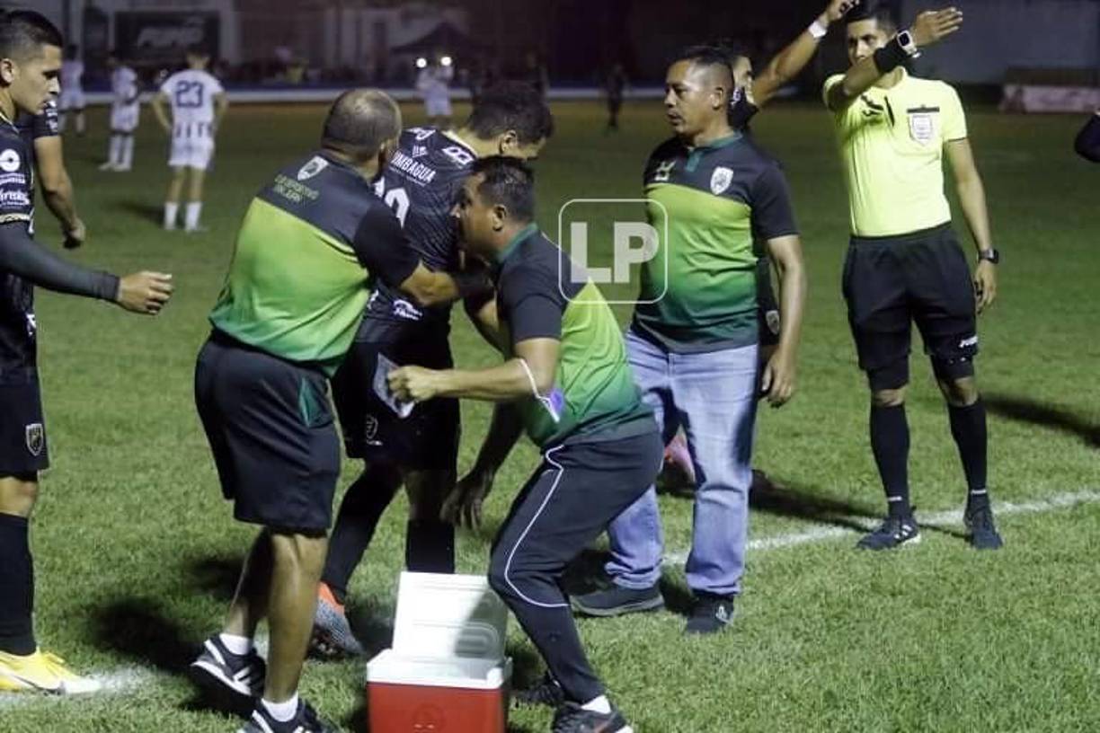 ‘Rambo‘ de León fue el centro de todas las miradas en el partido.