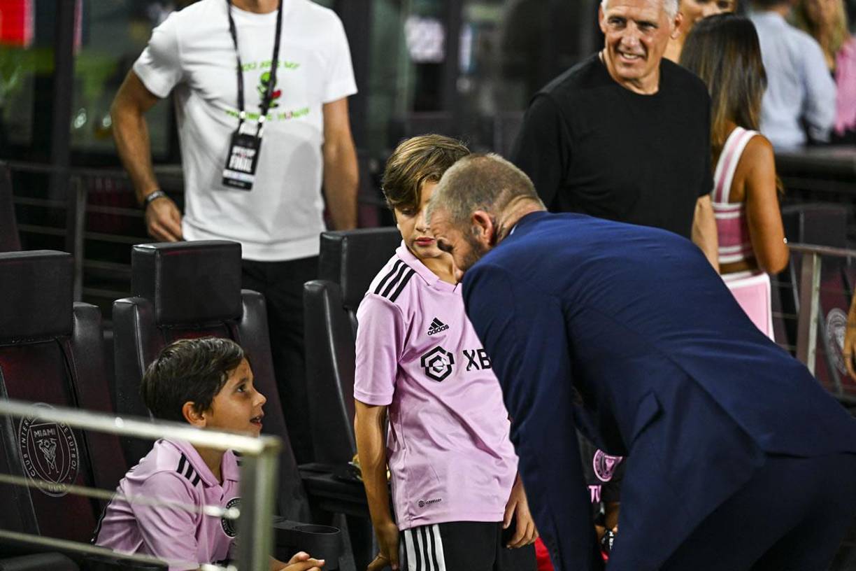 El exfutbolista inglés David Beckham, dueño del Inter Miami, charlando con los hijos de Messi.