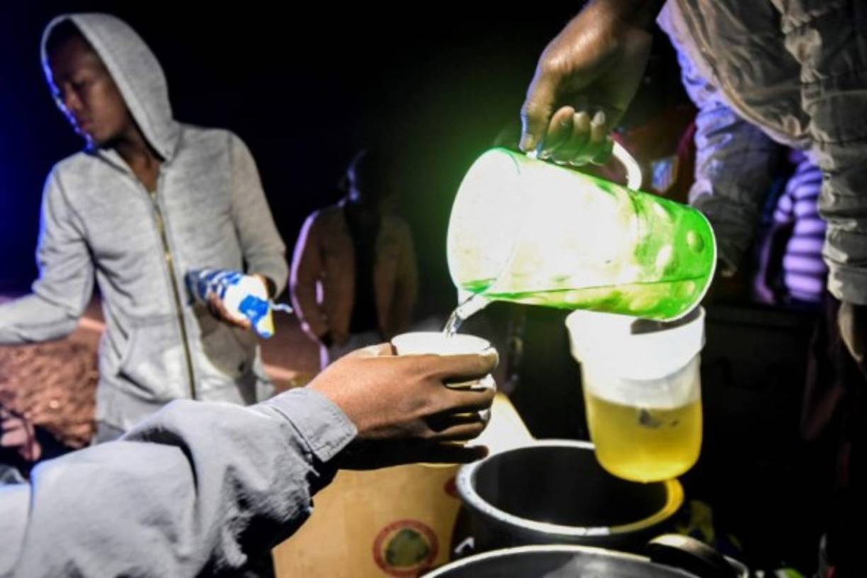 Los miles de venezolanos que atraviesan Ecuador apenas toman un descanso para no perder tiempo y llegar a la frontera de Perú antes del sábado.