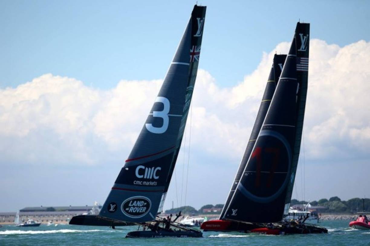 REGATA. Abriéndose paso. El equipo Land Rover BAR (izquierda) capitaneado por sir Ben Ainslie, toma ventaja sobre el equipo Oracle de EUA, dirigido por Jimmy Spithall y Artemis Racing, en el segundo día de la serie de la Copa Mundial en Inglaterra.