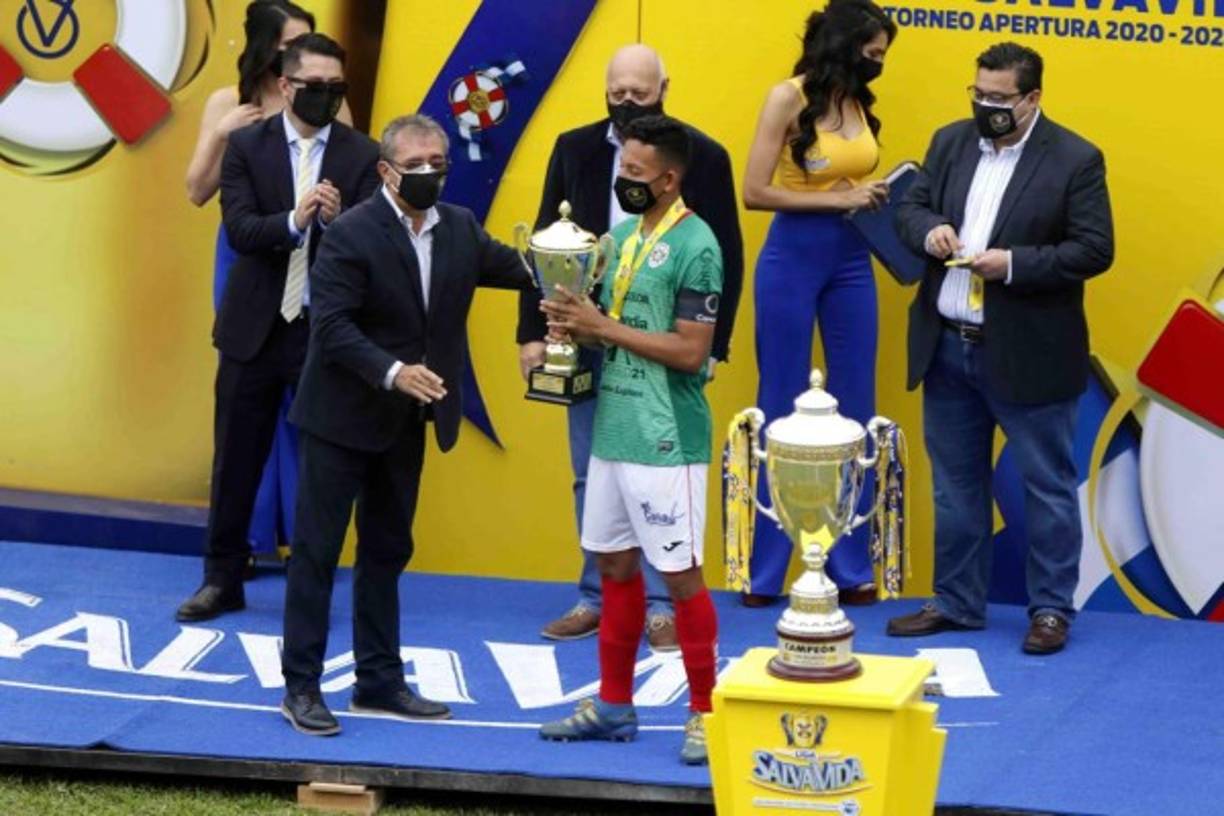 Allan Banegas, capitán del Marathón, pasó a recoger el trofeo de subcampeón.