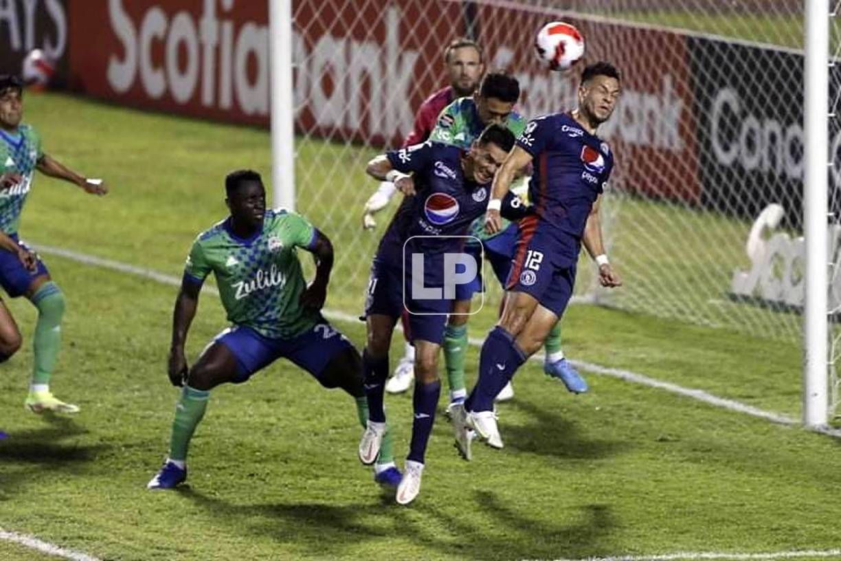 El defensa Raúl Marcelo Santos cabeceando un córner de Diego Auzqui.