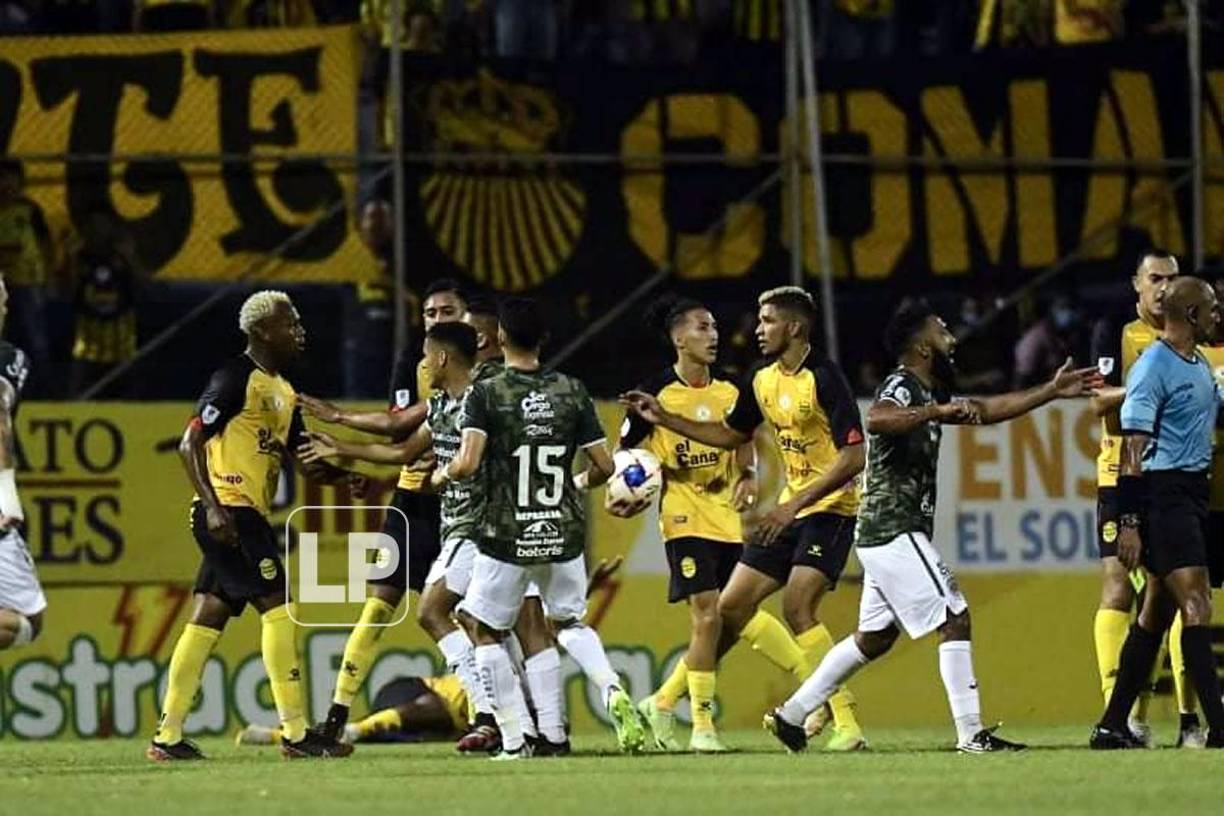 Los ánimos se caldearon en un momento del partido.