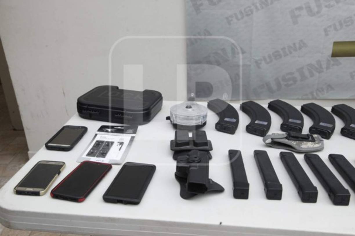 En la casa descubrieron dos cargador negro con 10 cartuchos calibre 9 milímetros sin percutir.