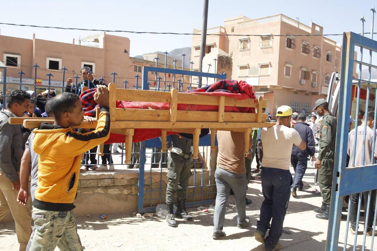 Decenas de vecinos ayudan en las labores de rescate a víctimas y heridos de Amizmiz, situado a unos 30 kilómetros del epicentro del terremoto, en las faldas del Atlas.