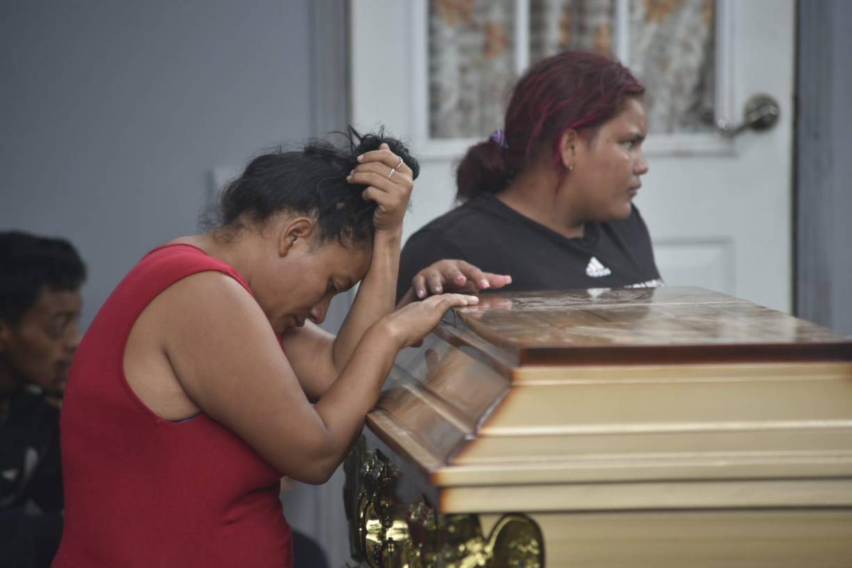 En muchos casos, los niños sufren quemaduras en sus piernas y brazos al llevar los artefactos hechos a base de pólvora en las bolsas del pantalón o la camisa, donde les explosionan debido a la fricción con su cuerpo.