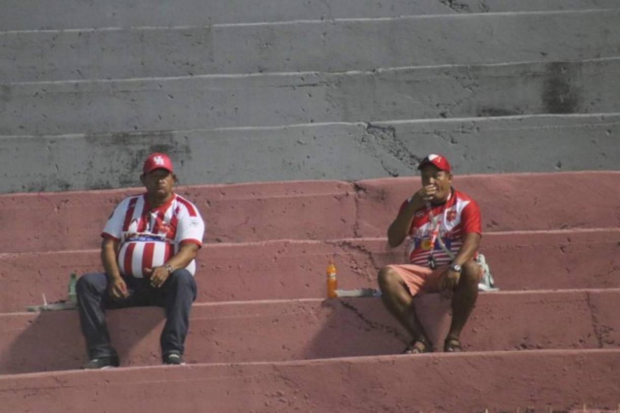 Estos dos caballeros fueron captados sin su respectiva mascarilla...