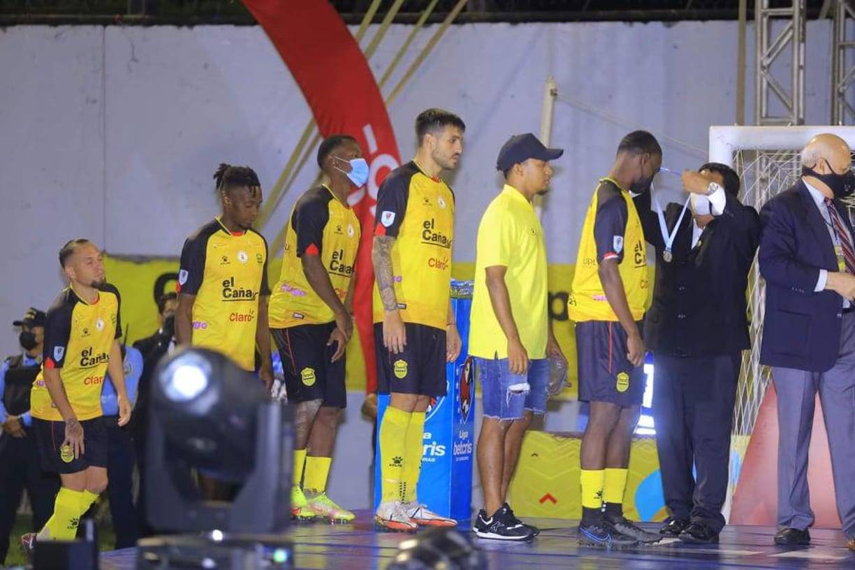 La plantilla del Real España se robó los aplausos ya que fueron a recoger la medalla de subcampeones.
