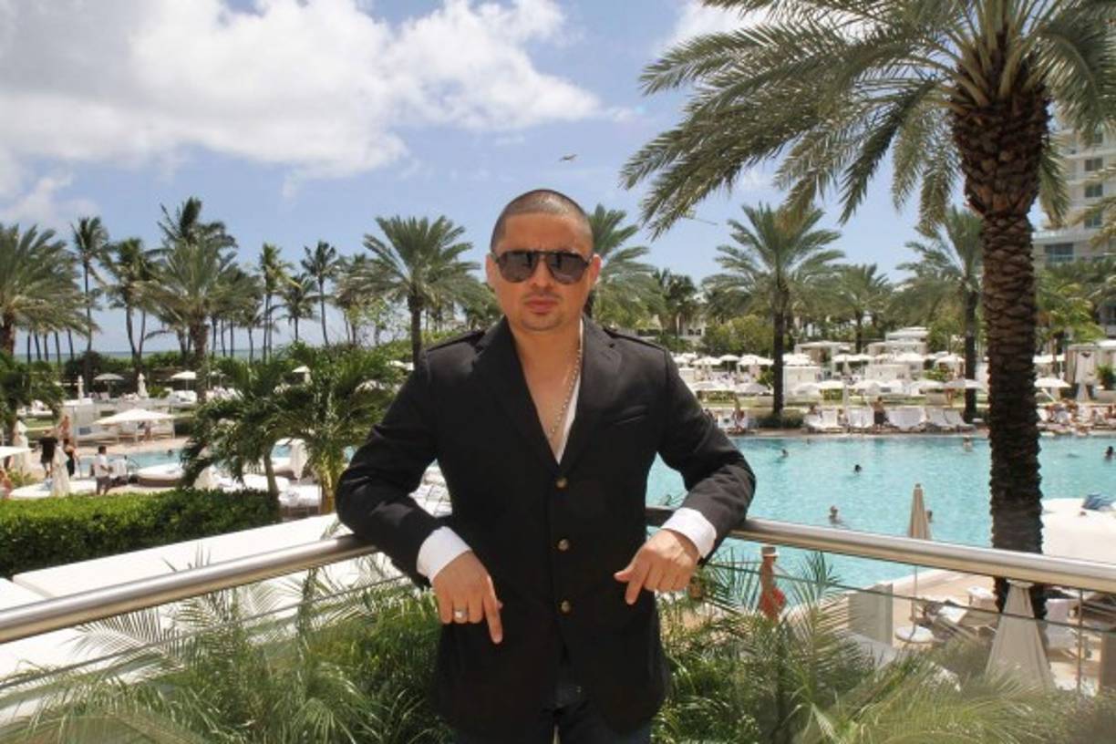 Nueve minutos después sería detenido por las autoridades en el aeropuerto de Ontario antes de abordar un vuelo hacia Aurora, en Colorado.