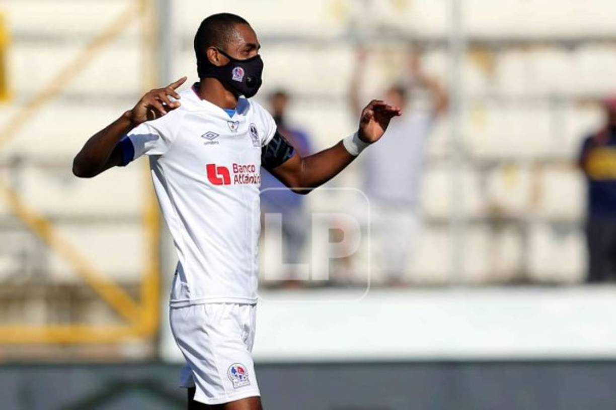 El 'enmascarado' Jerry Bengtson abrió el marcador en el Nacional para el Olimpia y así celebró.