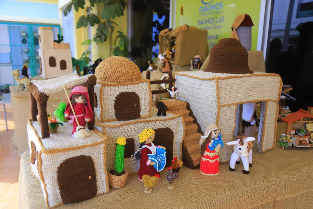 Verónica Pineda Downing, una carismática sampedrana de 62 años, dedicó miles de horas para crear un nacimiento en crochet, específicamente en la técnica japonesa amigurumi