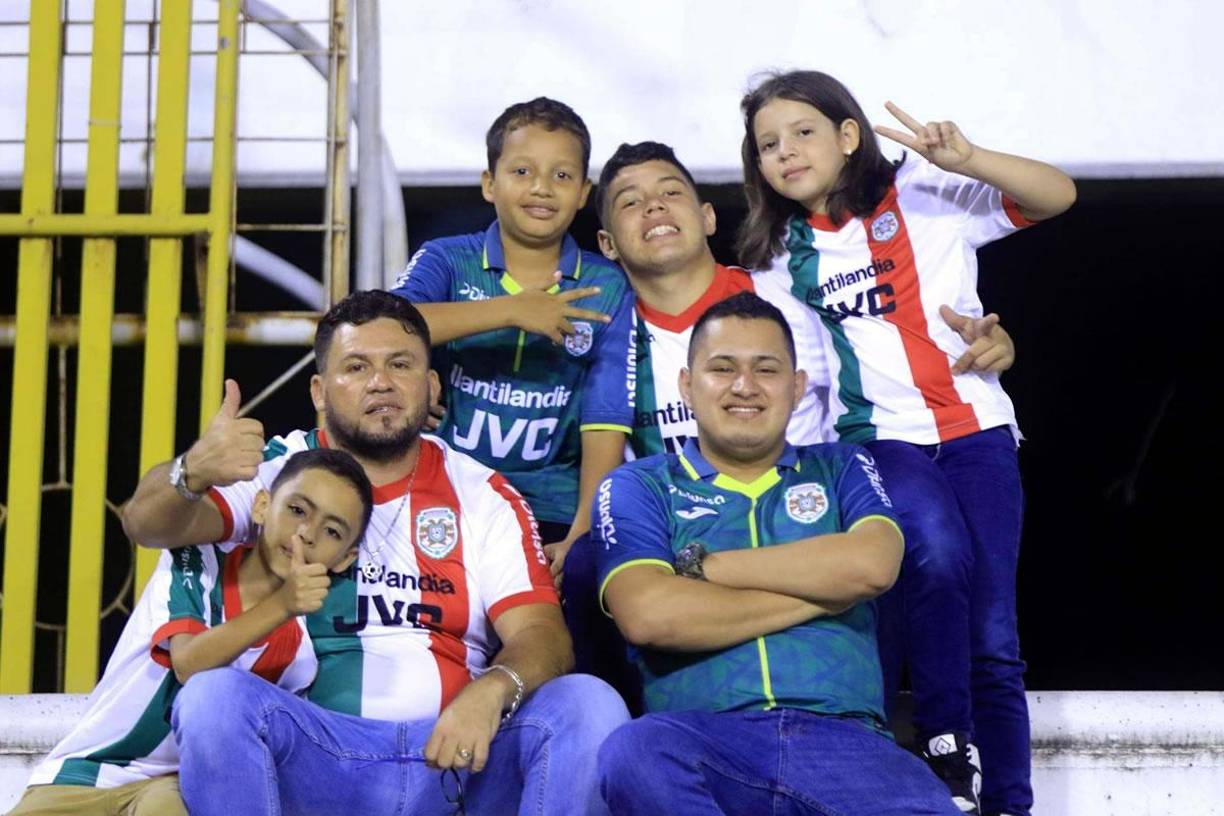 Aficionados de Marathón llegaron al Olímpico a disfrutar del partido en familia.