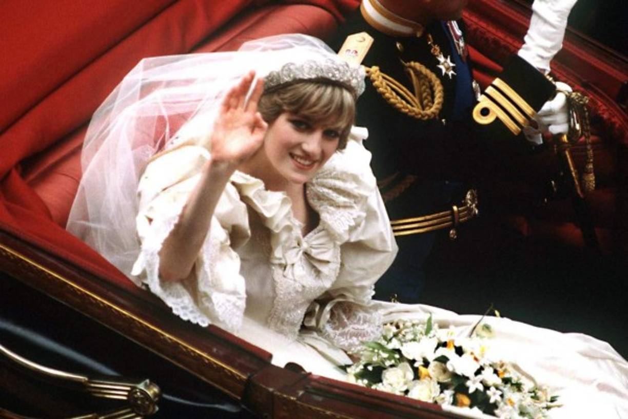 El evento fue un agasajo tanto para los asistentes como para el público, ya que al menos dos millones de personas se alinearon en la ruta de la procesión de Diana hacia la iglesia, partiendo desde Clarence House. Fueron resguardados por 4 mil policías y 2 mil 200 oficiales de la milicia.