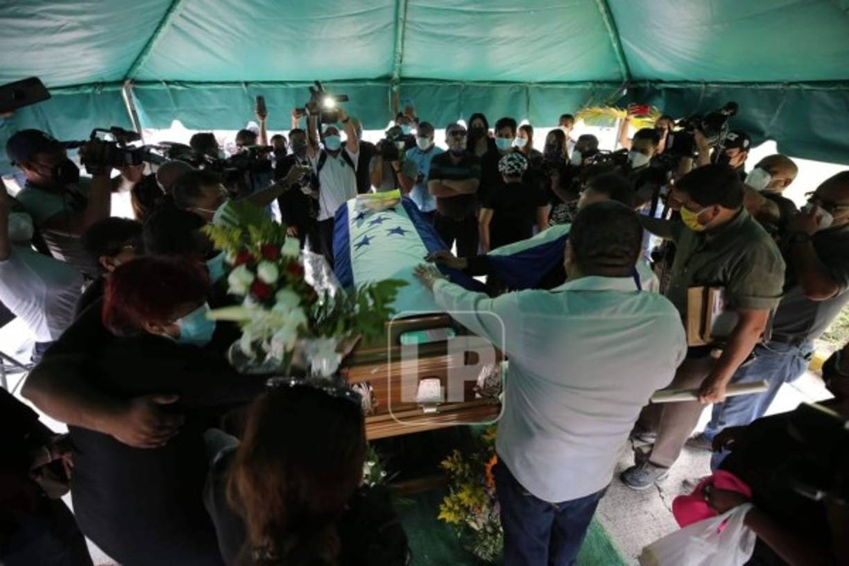 El entierro de Chelato Uclés fue en el cementerio Santa Cruz Memoriales de Tegucigalpa.