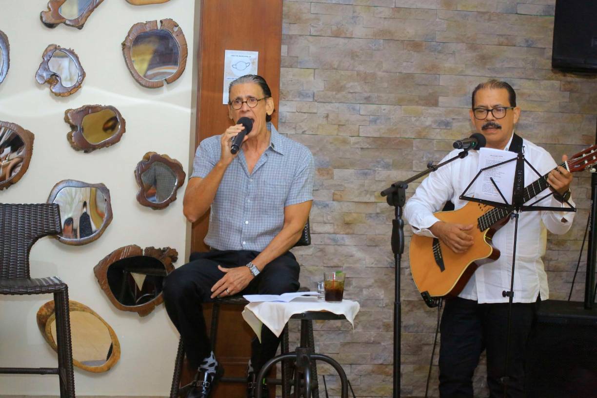 Rodolfo Torres mientras interpretaba una de sus melodías.