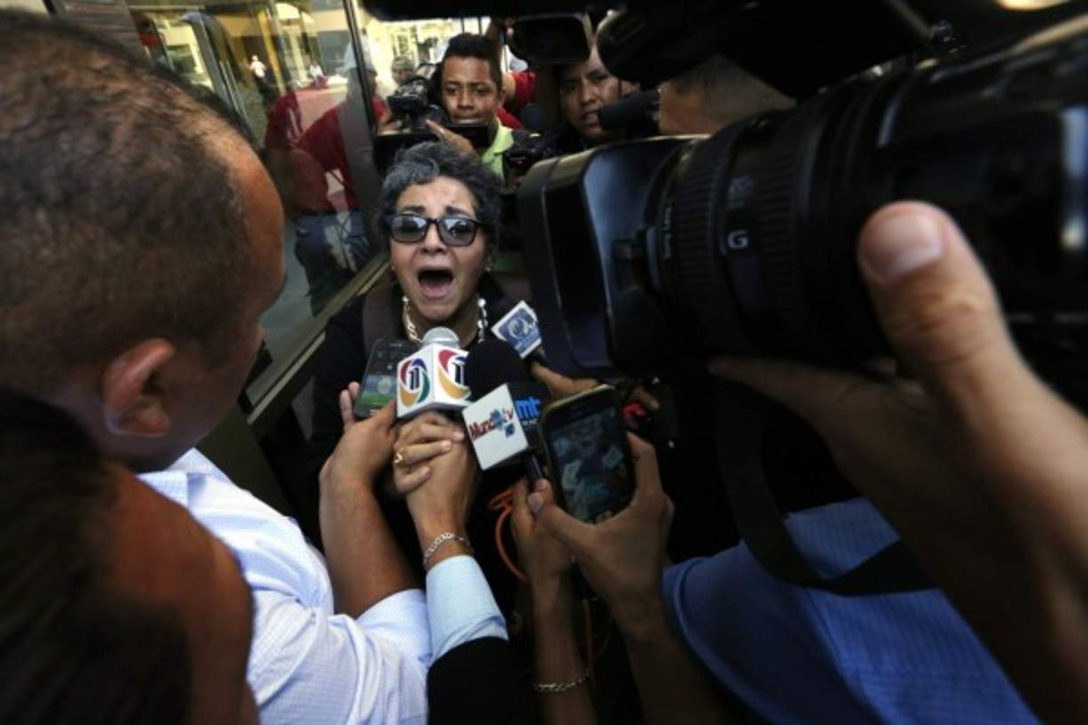 La escritora Anarella Vélez al momento de llegar a Metrópolis para ver a su hijo que estaba detenido por la policía.