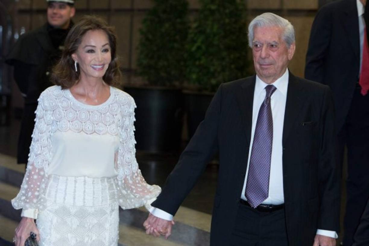 Mario Vargas Llosa e Isabel Preysler, a su llegada a la cena.