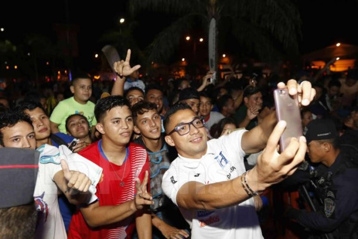 Emilio Izaguirre también se tomó selfies con los aficionados.