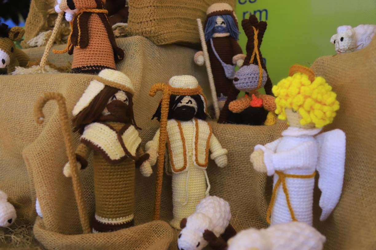 Los personajes en el nacimiento tienen elaboradas vestimentas y cumplen acorde a la descripción bíblica del nacimiento de Jesús.