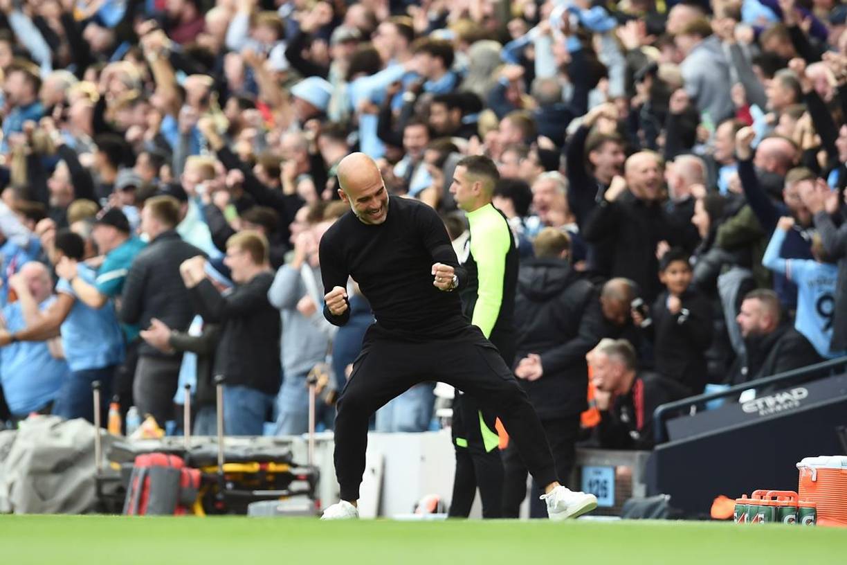 Pep Guardiola celebró muy eufórico los goles del Manchester City contra el Manchester United.