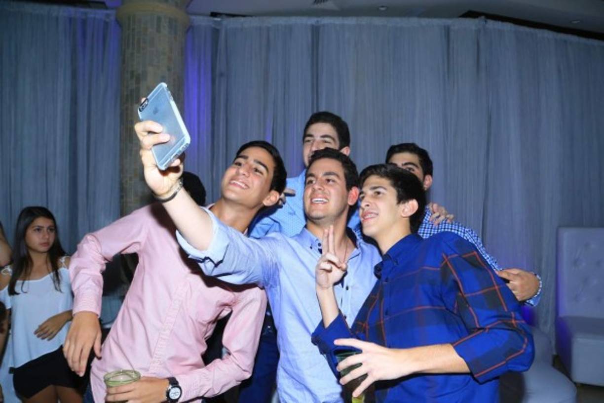 Con la fiebre de los selfís estaban Camilo Kafati y .Rodrigo Panayotti con Gilberto Garza, Taufic Andonie y Eduardo Belot.