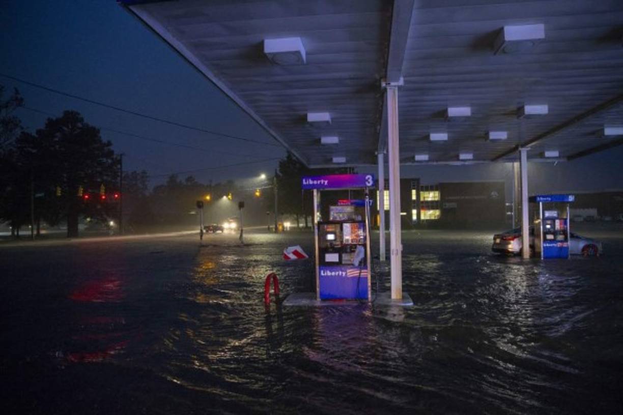 Numerosas carreteras que rodean al río Lumber están cortadas, entre ellas la autopista I-95, que recorre la costa este del país desde Miami hasta Canadá.