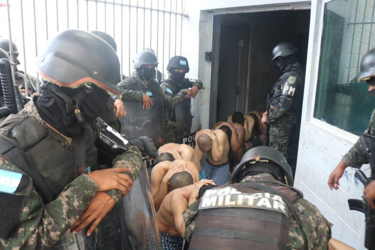 Los reos fueron sacados de sus celdas y colocados en filas en una zona abierta dentro de la cárcel. 