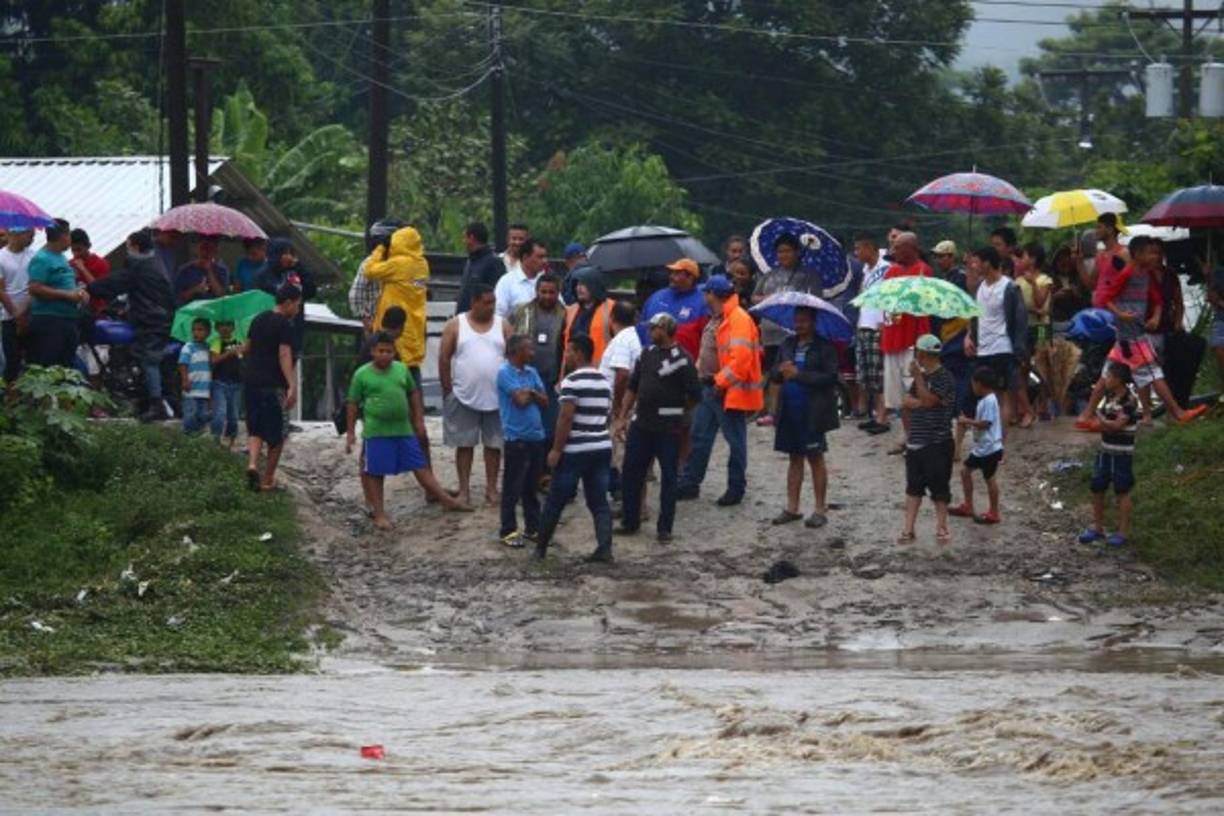 Los sampedranos llevan más de 24 horas lluvias. Muchas colonias de la ciudad están anegadas.