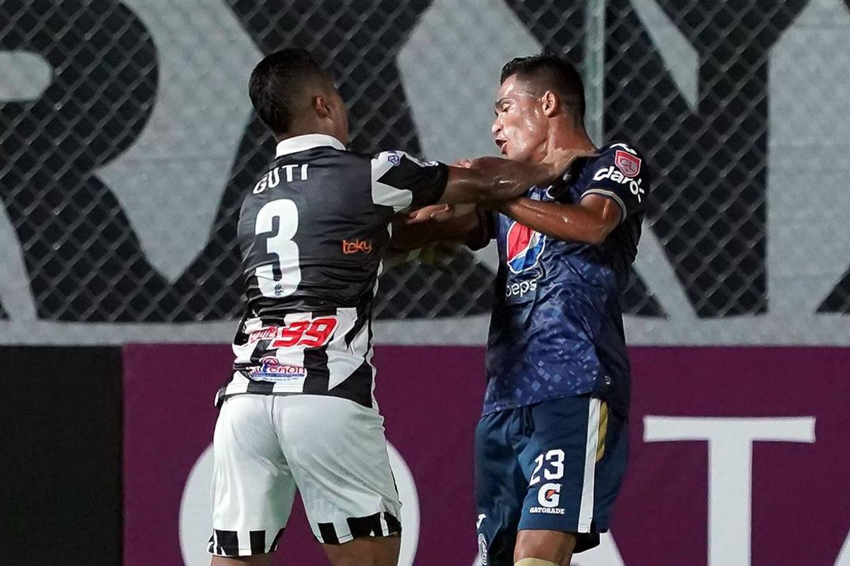 Juan Ángel Delgado y Jorge Gutiérrez protagonizaron una pelea durante el partido.