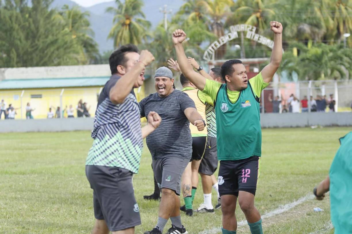 La eufórica celebración del entrenador del CD San Juan, Jacobo Sabillón, tras lograr el ascenso a Segunda División.