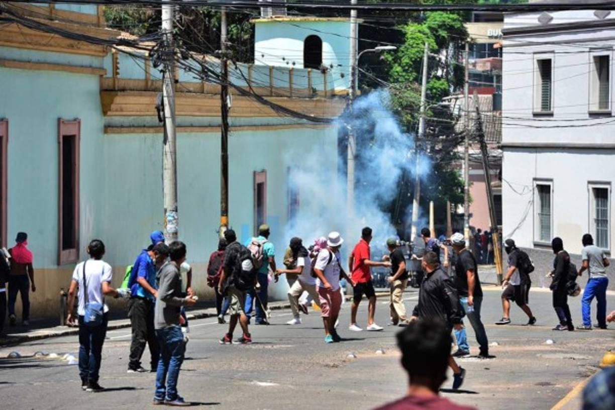'No podemos celebrar cuando en los casos de corrupción institucionalizada la justicia vuelve a ver para otro lado', reza el manifiesto que fue leído por los organizadores de la marcha en un estrado en el parque central.