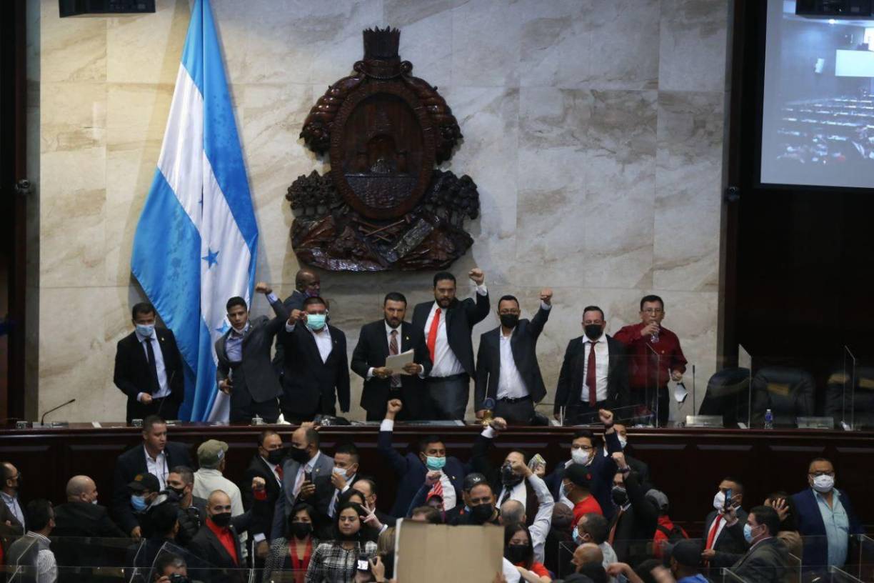 Ayala no permitió que el diputado Rasel Tomé, portavoz de Libre que apoya a Xiomara Castro, presentara una segunda propuesta, que sería encabezada por Luis Redondo, y procedió a juramentar a la junta directiva provisional, lo que derivó en un zafarrancho.