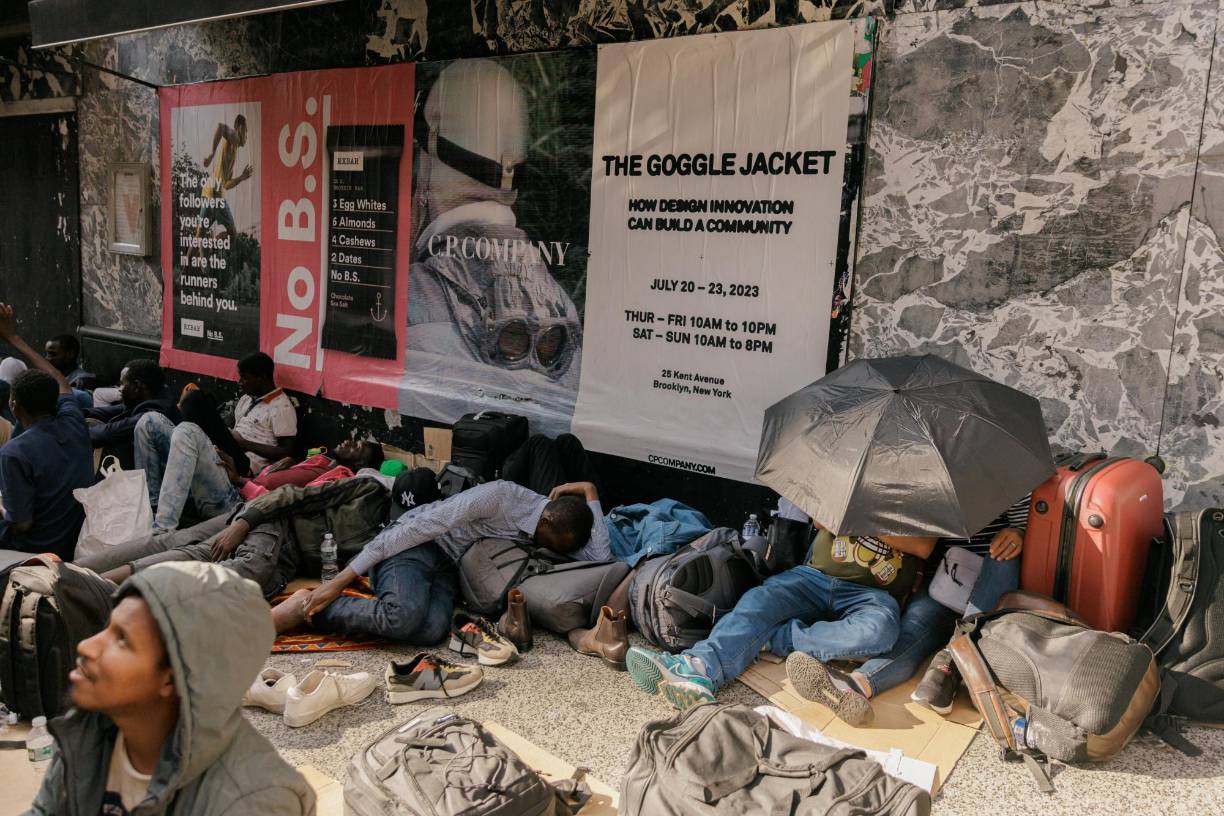 En la fila, detrás de Sidiya estaba Erick Marcano, un trabajador de Venezuela. Dijo que había tomado su lugar en la fila el sábado y que en los tres días siguientes había avanzado una manzana en total, desde la esquina de la calle 46 hasta la esquina de la 45. Había aprovechado el tiempo para confeccionar un traje de campaña. Usó el tiempo para fabricarse un eficaz sombrero para el sol colocando un trozo de caja de cartón con un agujero en forma de calavera en el ala de su gorra de béisbol. 