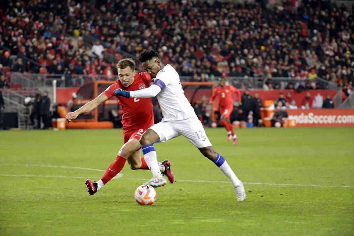 Romell Quioto tratando de superar la marca de Alistair Johnston, quien fue su compañero en el CF Montreal.