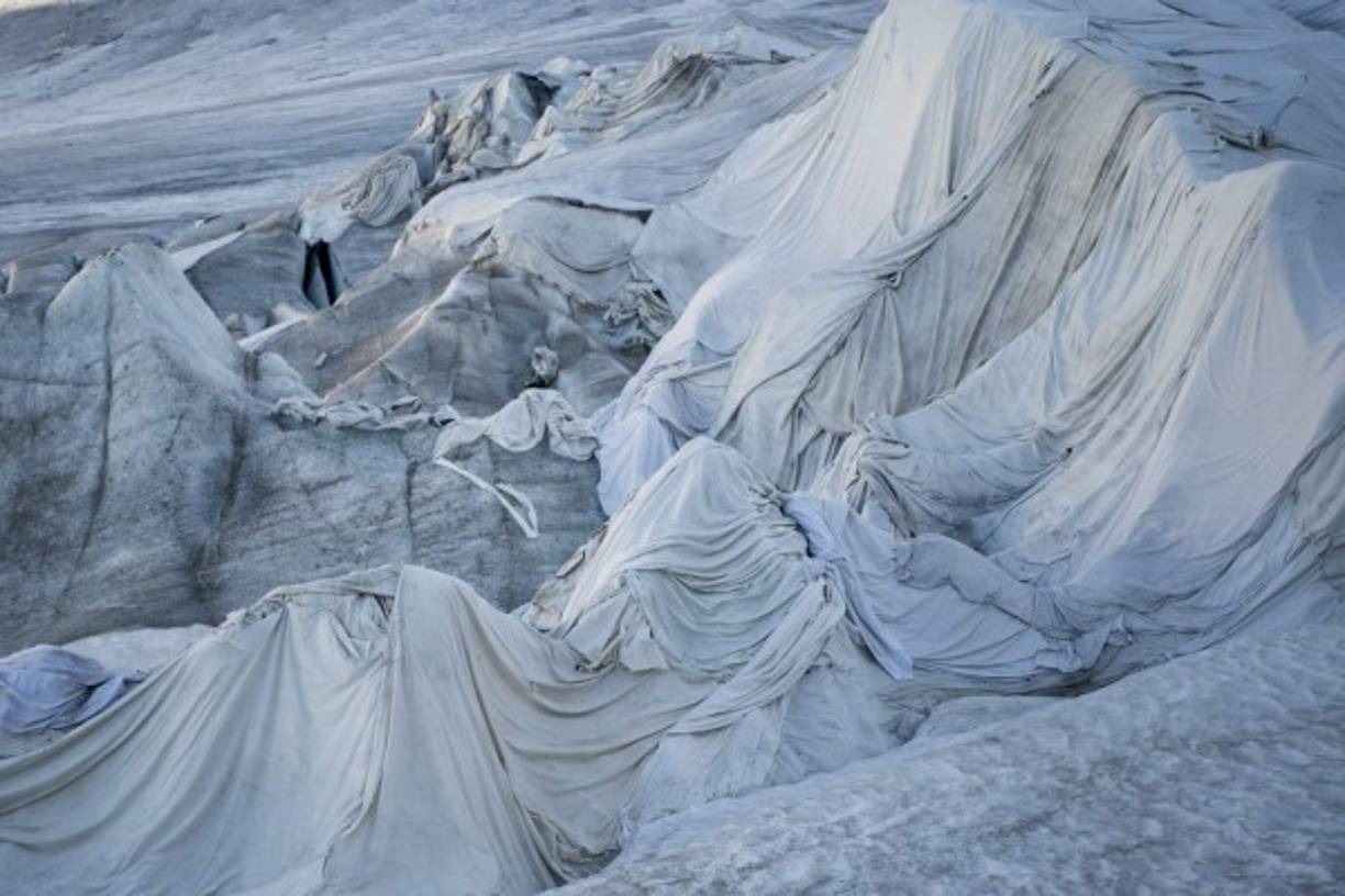 SUIZA. Glaciar es cubierto con mantas especiales. Sábanas blancas cubren parte del glaciar del Ródano para prevenir su deshielo, en el Puerto de Furka. En peligro por las altas temperaturas.