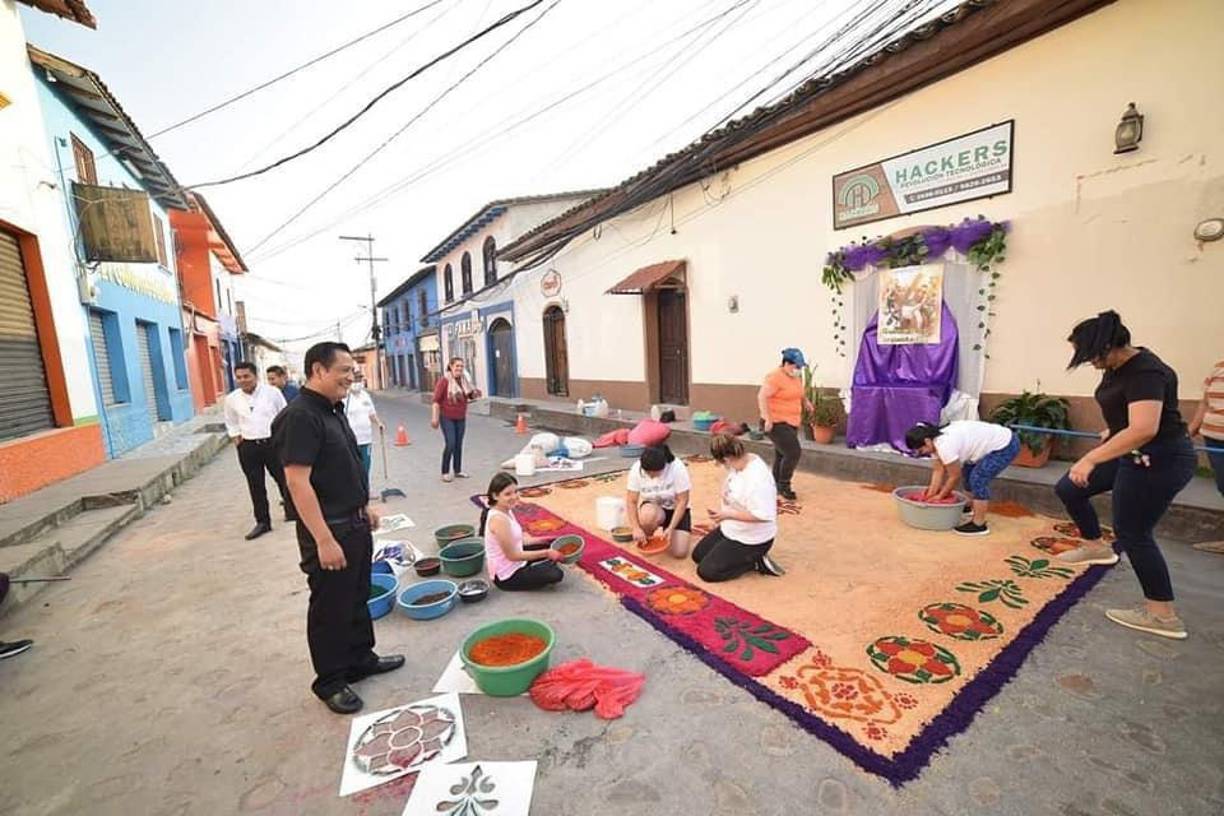 En la ciudad de Gracias, Lempira, occidente de Honduras, también revive la tradición del Viacrucis y coloridas alfombras. 