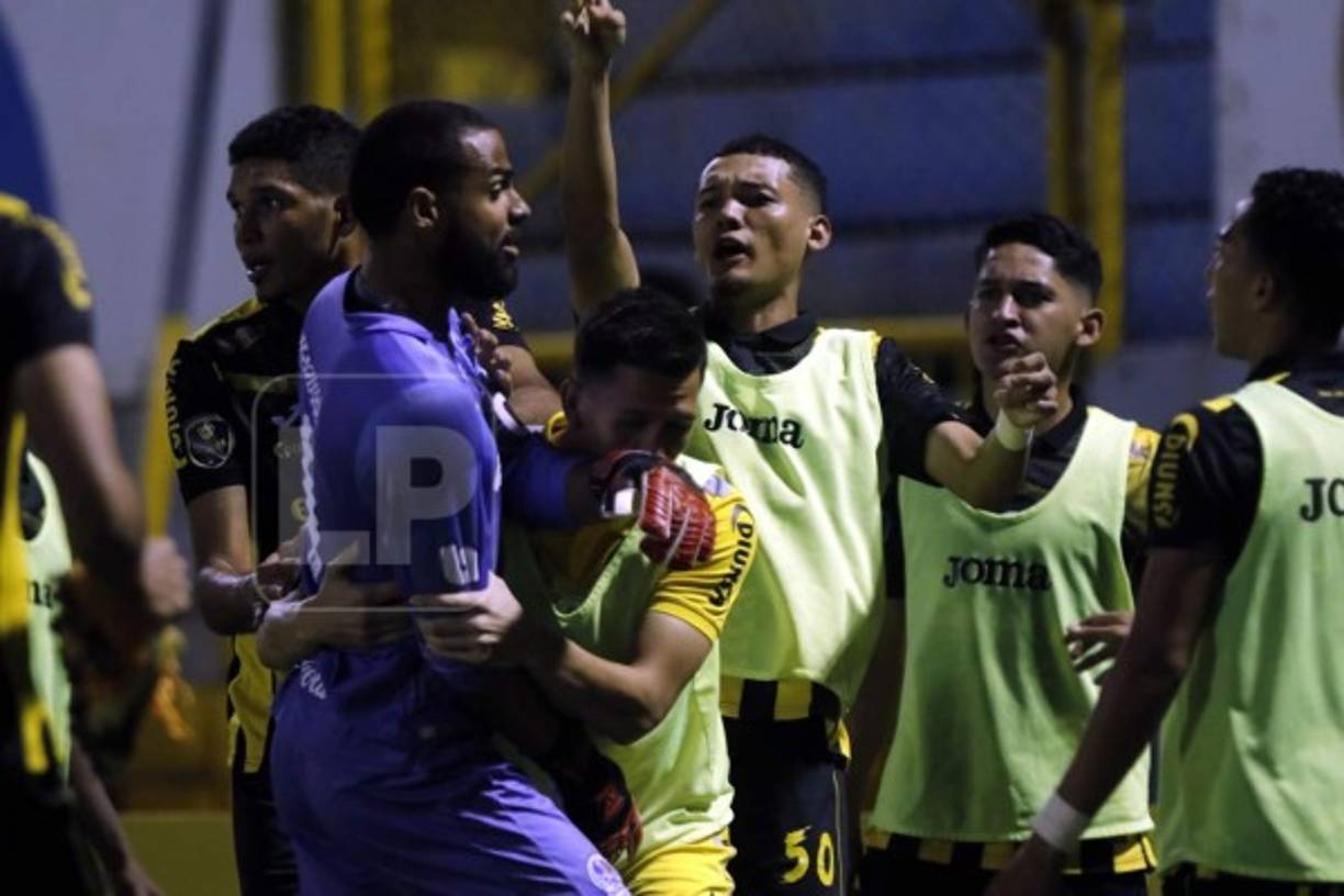 Edrick Menjívar se peleó con los jugadores suplentes del Real España.