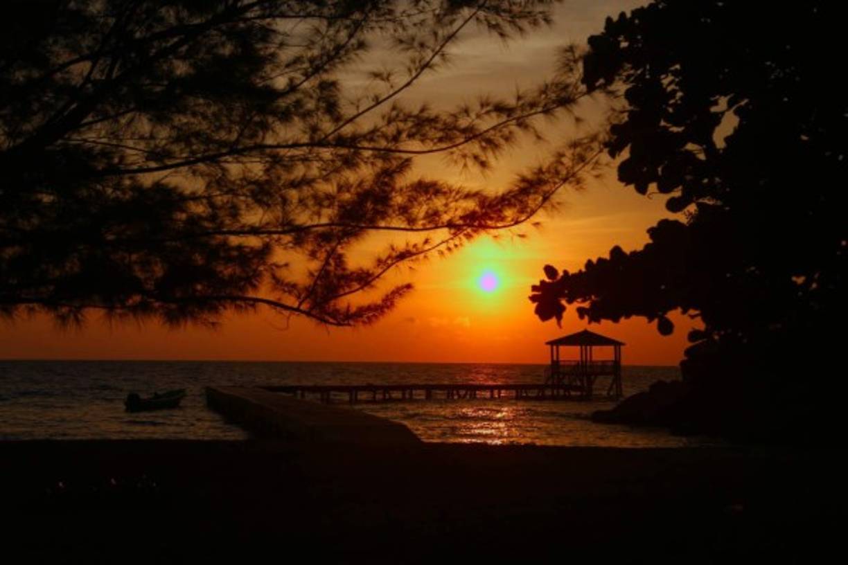 Playa Soldado, Guanaja<br/>Es la playa más emblemática para los guanajeños, tiene la mejor locación para observar espectaculares atardecer en toda Islas de la Bahía.