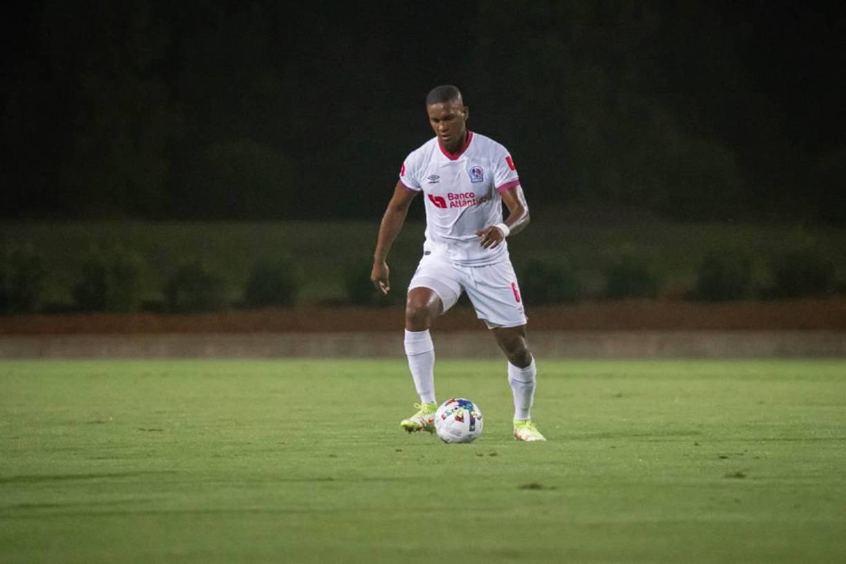“En el fútbol hay una identidad y respeto a los jugadores, ya que la Selección mayor no es para inventar o experimentar, sino para trabajar y lograr los resultados que al final es lo que todo mundo quiere. No tenés que buscar que te quieran las personas”, disparó Beckeles al dar su punto de vista sobre el llamado de Francisco Martínez.