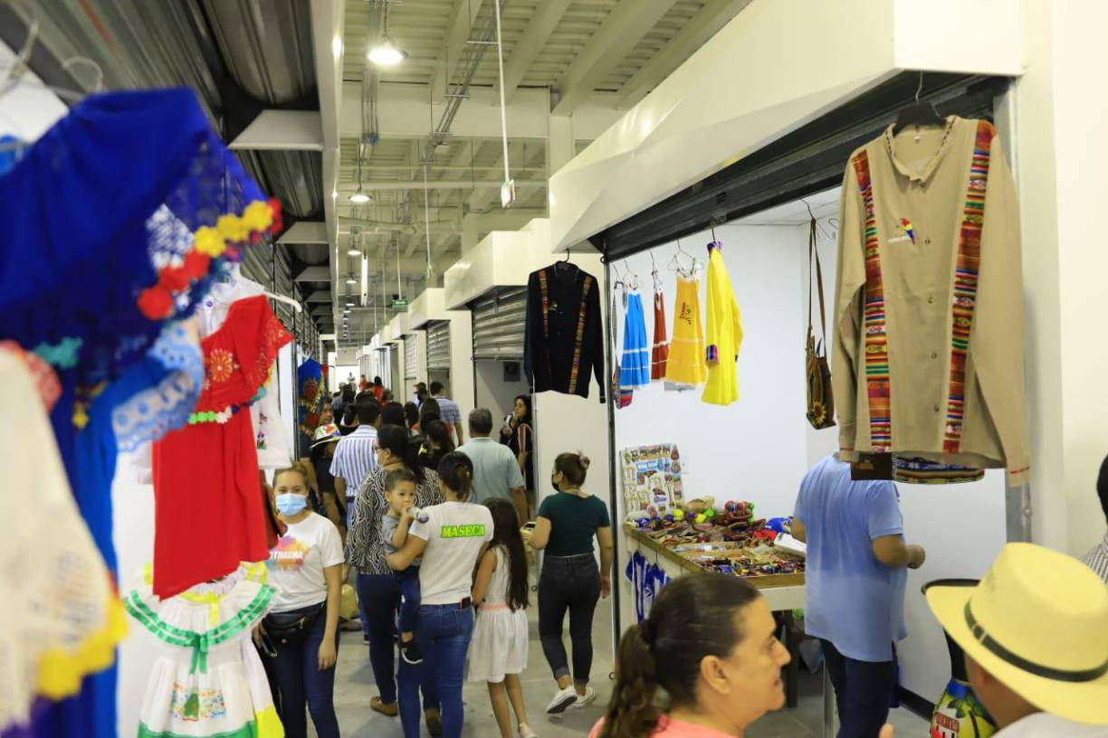 El proyecto de remodelación del mercado fue concluido en un 100 %, con una inversión de 140 millones de lempiras, y ahora ha sido habilitado y puesto a la disposición de los emprendedores y público en general.