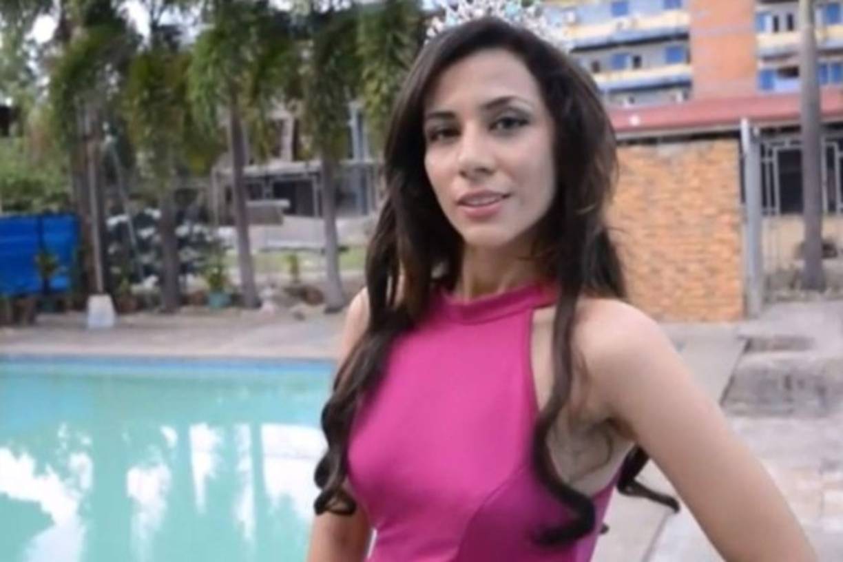 La ex reina de belleza afirma que su estadía en el aeropuerto de Manila ha comenzado a afectarle mentalmente y pide a las autoridades acelerar el proceso para recibir asilo.