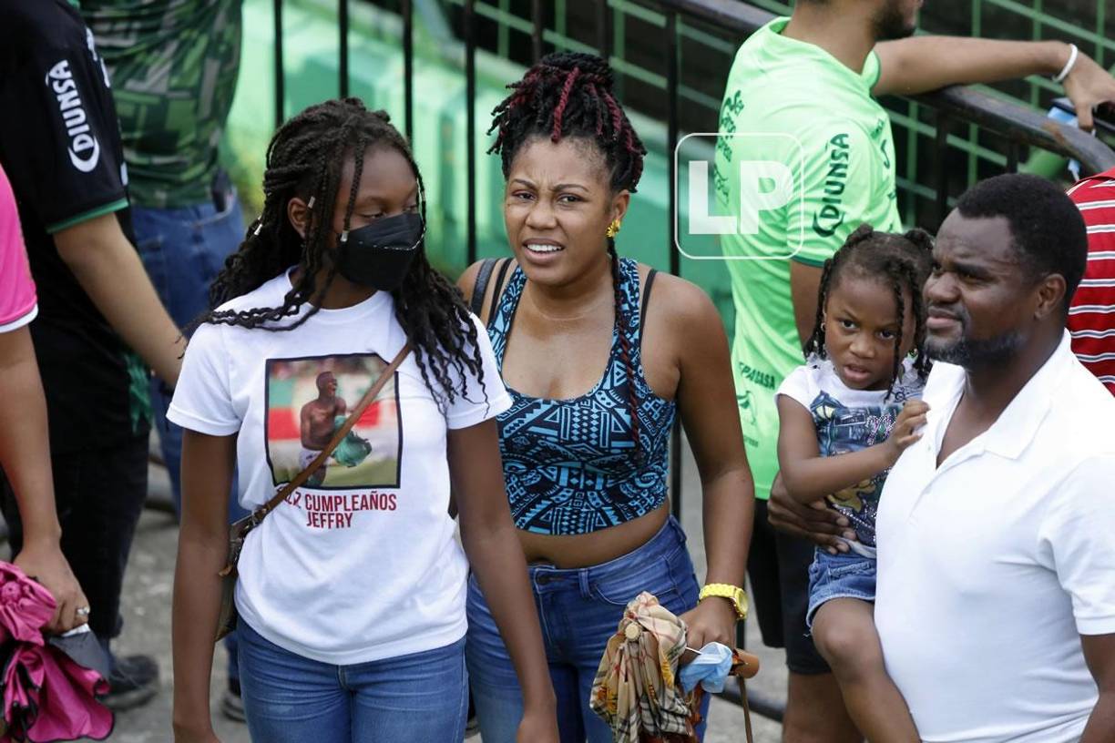La familia del joven jugador del Marathón, Jeffry Miranda, llegó a apoyar al futbolista.