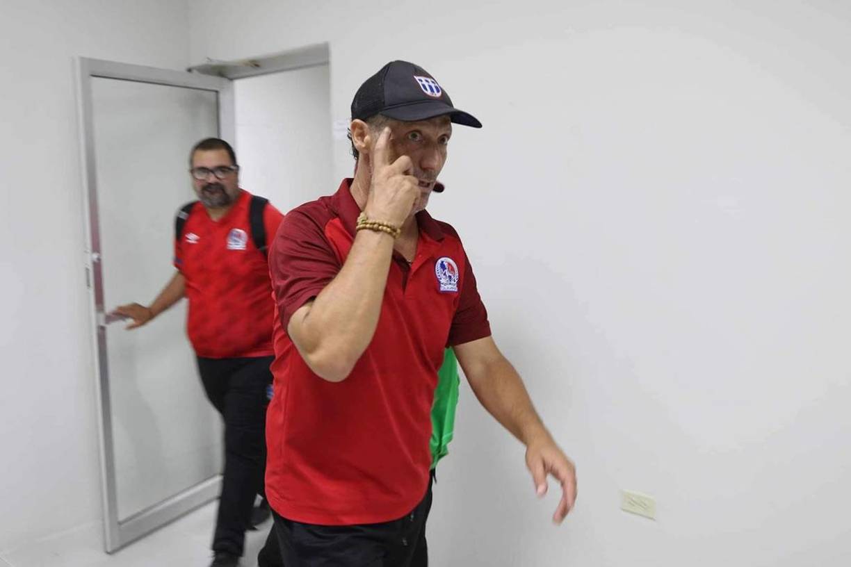 Pedro Troglio llegó muy enfadado a la conferencia de prensa y se soltó a criticar el arbitraje de Melvin Matamoros.