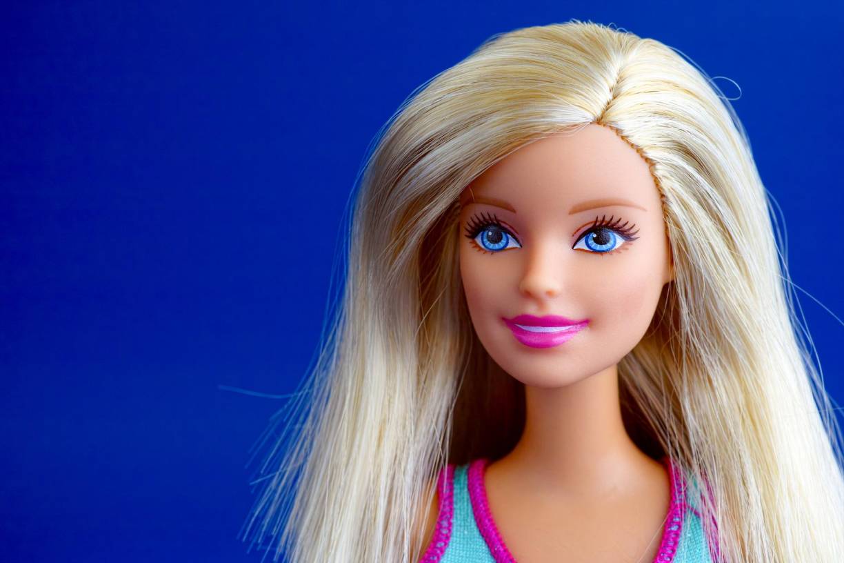 Ruth descubrió en Suiza una muñeca de plástico basada en el cómic picante de ‘Bild Zeitung’, una mujer físicamente perfecta y siempre disponible para los hombres. Compró varias y se las llevó a EEUU. En las oficinas de Mattel habló con Jack Ryan, jefe de investigación de la empresa que había colaborado en sus años mozos en el diseño de un misil. Entre ambos, crearon una copia de la “fulana de plástico alemana” -pechos incluidos- y la bautizaron Barbie. La bomba acababa de estallar. Nadie en Mattel quería semejante muñeca provocadora.